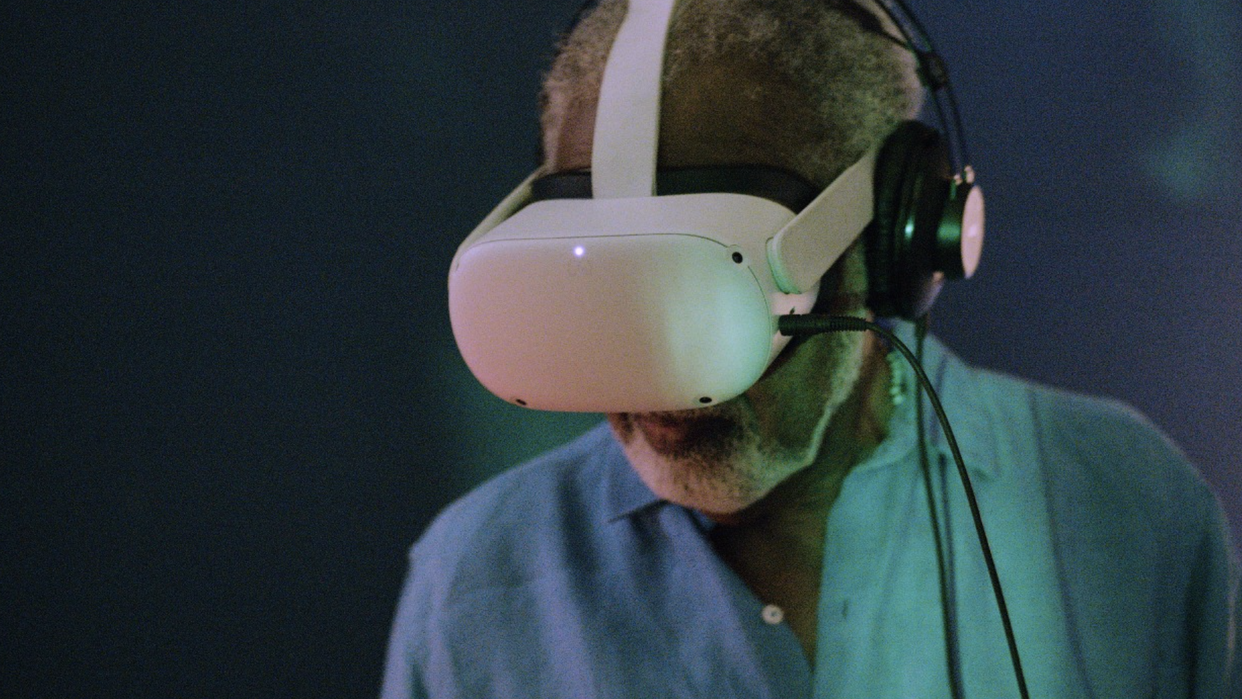Você está visualizando atualmente Gilberto Gil visita Gil Futurível na Bienal, falando sobre ancestralidade e futurismo.